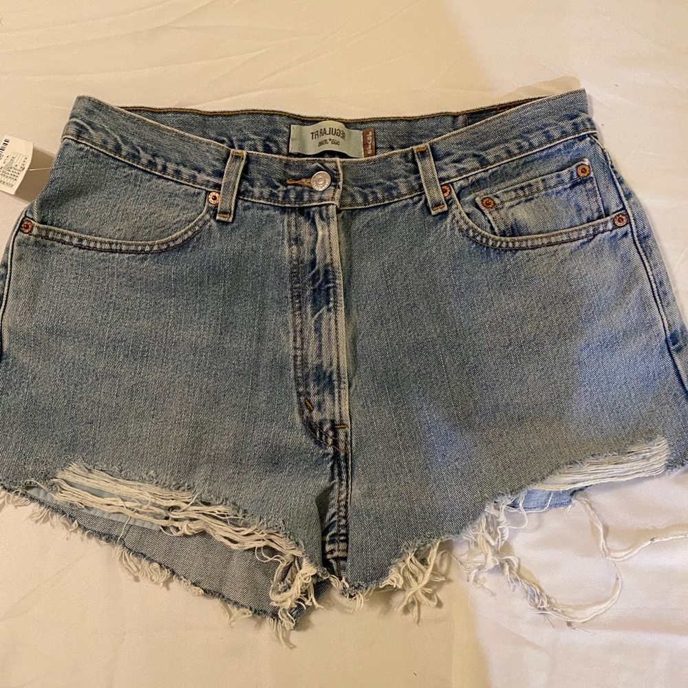 High rise distressed Levi’s shorts